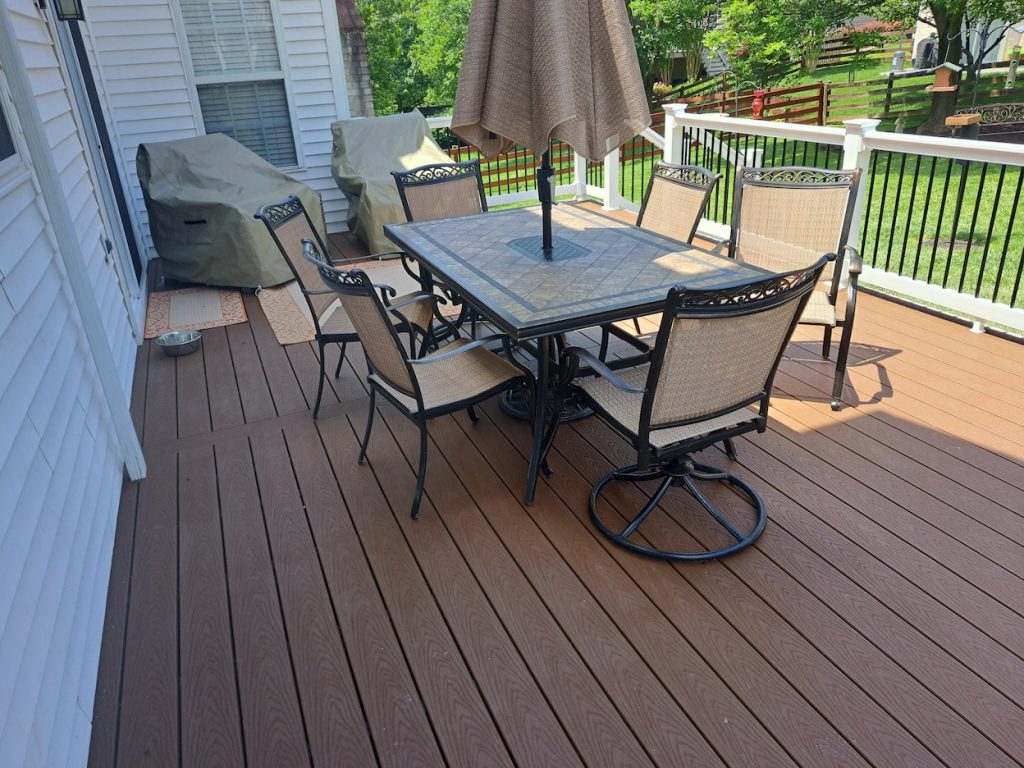 Dining area with Trex Select decking in the Saddle hue 