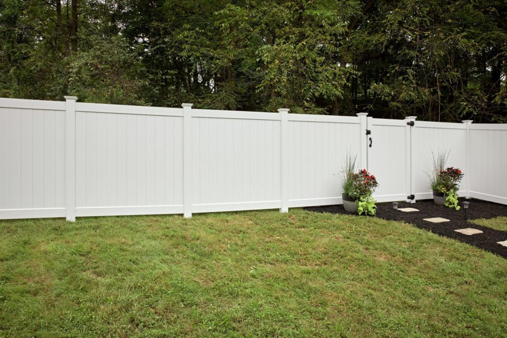 1 solid white vinyl privacy fence 2