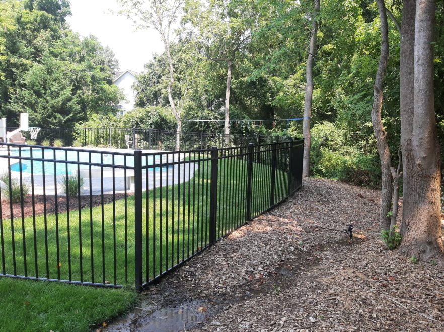 3-Rail Flat Top Ascot Style Black Aluminum Pool Code Fence (3)