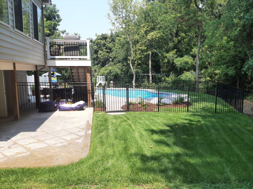 3-Rail Flat Top Ascot Style Black Aluminum Pool Code Fence