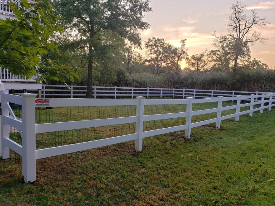 3 Rail Vinyl Ranch Rail with Mesh