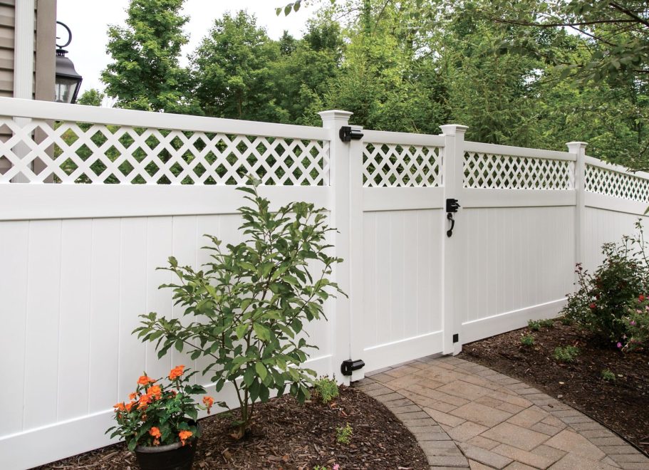 3 lattice top privacy fence in white with single walk gate