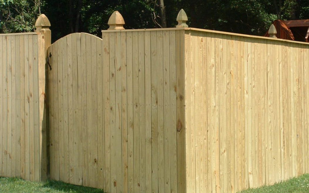 9-Privacy - VERTICAL BOARD with french gothic posts and single walk gate