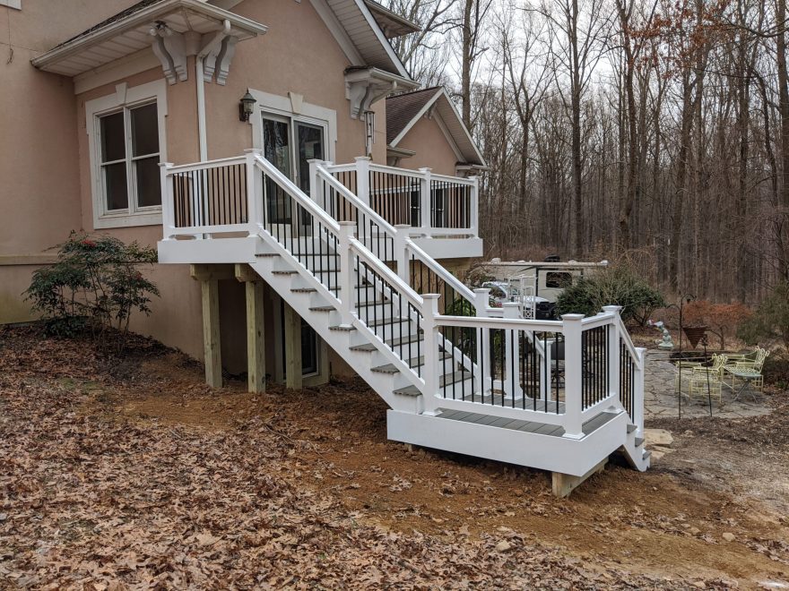 TimberTech Terrain Silver Maple with White Washington Vinyl Railing with Black Aluminum Balusters