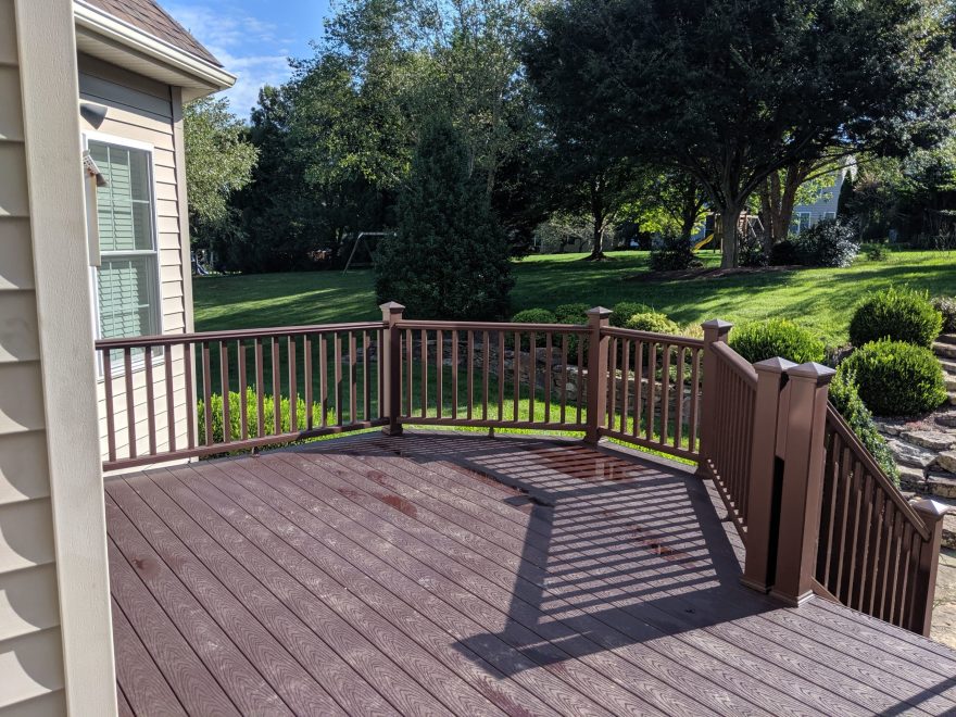 Trex Select Woodland Brown Decking with Trex Vintage Lantern Composite Railing