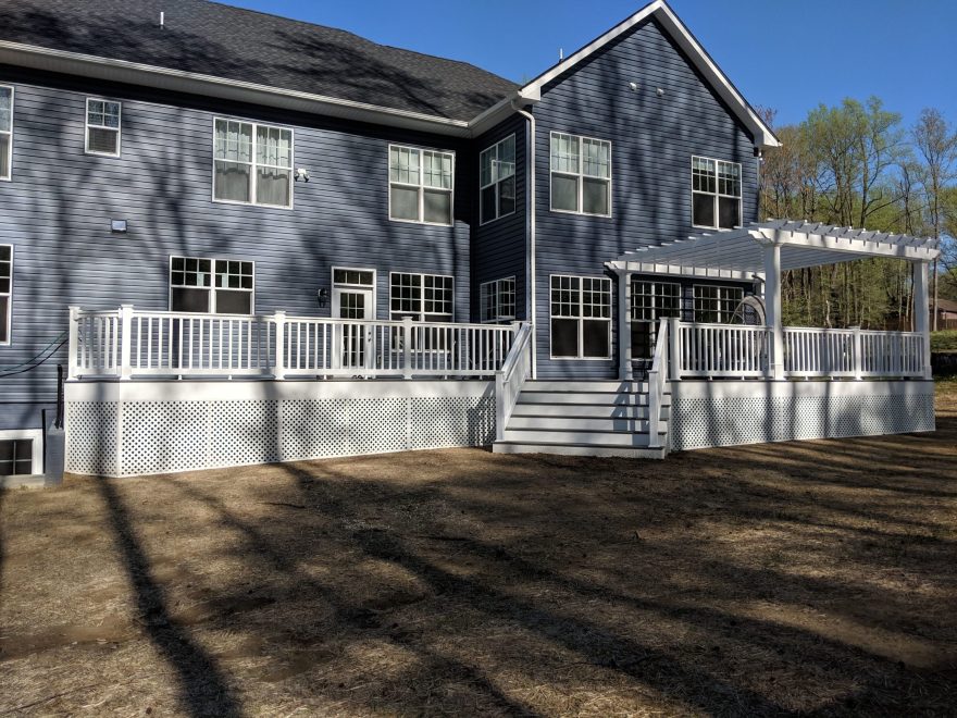 Trex Transcend Island Mist Decking with White Washington Vinyl Railing + White Vinyl Pergol + White Vinyl Fascia + White Vinyl Privacy Lattice around perimeter of deck