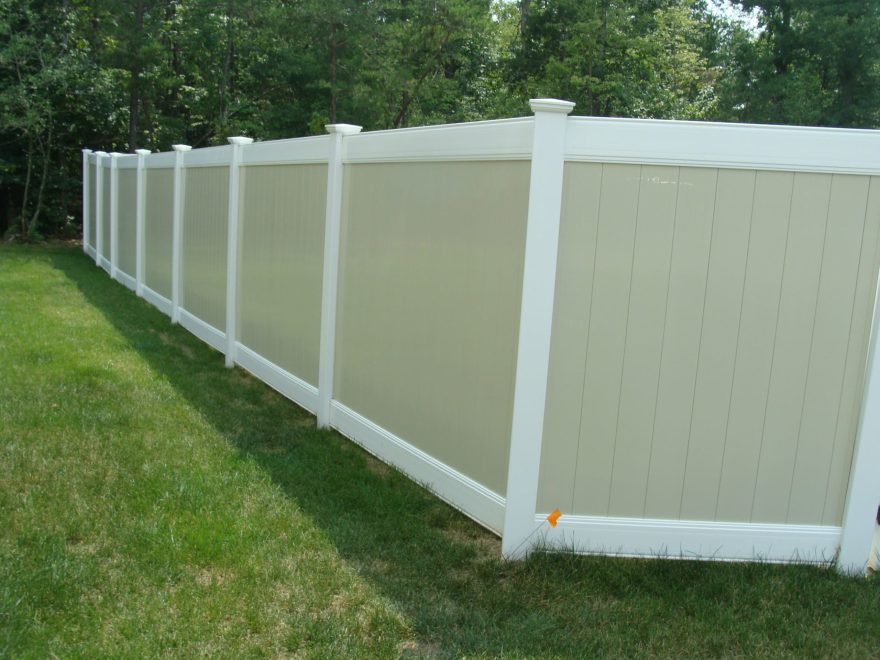 Two toned tan and white vinyl privacy fence (2)