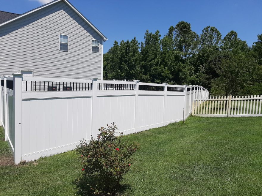 White Vinyl Privacy Fence with Black Aluminum Spindle Topper